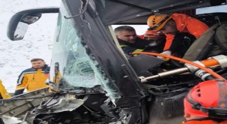  Erzincan’da yolcu otobüsü tıra çarptı: 3 yaralı